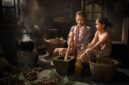 Ilustrasi seorang nenek yang sedang mendongeng kepada anak-anak kecil, menggambarkan tradisi lisan yang kaya akan kisah rakyat di berbagai pelosok Nusantara. Suasana hangat dan penuh imajinasi terpancar dari ekspresi wajah mereka, menunjukkan betapa pentingnya transfer cerita dari generasi ke generasi.