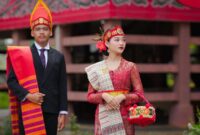 Seorang desainer muda Indonesia sedang menjelaskan inspirasi di balik koleksi busana terbarunya yang menggabungkan motif batik klasik dengan siluet modern, menunjukkan bagaimana warisan budaya dapat menjadi sumber kreativitas tanpa batas.