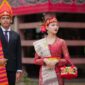 Seorang desainer muda Indonesia sedang menjelaskan inspirasi di balik koleksi busana terbarunya yang menggabungkan motif batik klasik dengan siluet modern, menunjukkan bagaimana warisan budaya dapat menjadi sumber kreativitas tanpa batas.