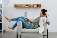 Seorang wanita tampak menyeimbangkan antara tumpukan dokumen pekerjaan dan aktivitas personal, merefleksikan tantangan banyak profesional dalam mencapai keseimbangan hidup yang ideal di tengah tuntutan modern. Pentingnya menetapkan batasan yang jelas antara ranah profesional dan pribadi menjadi kunci untuk menjaga kesejahteraan secara menyeluruh.