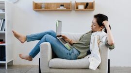 Seorang wanita tampak menyeimbangkan antara tumpukan dokumen pekerjaan dan aktivitas personal, merefleksikan tantangan banyak profesional dalam mencapai keseimbangan hidup yang ideal di tengah tuntutan modern. Pentingnya menetapkan batasan yang jelas antara ranah profesional dan pribadi menjadi kunci untuk menjaga kesejahteraan secara menyeluruh.