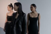 Seorang wanita modern mengenakan busana minimalis elegan dengan siluet longgar dan palet warna netral, mencerminkan salah satu tren utama fashion wanita tahun 2026 yang mengutamakan kenyamanan dan gaya abadi. Detail aksen seperti tas tangan geometris melengkapi tampilan secara apik.