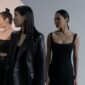 Seorang wanita modern mengenakan busana minimalis elegan dengan siluet longgar dan palet warna netral, mencerminkan salah satu tren utama fashion wanita tahun 2026 yang mengutamakan kenyamanan dan gaya abadi. Detail aksen seperti tas tangan geometris melengkapi tampilan secara apik.