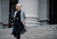 Seorang wanita profesional yang percaya diri menunjukkan antusiasme di lingkungan kerja modern, menggambarkan potensi besar wanita dalam meraih kesuksesan karier. Foto ini menginspirasi para profesional wanita untuk terus mengembangkan diri dan berani mengambil langkah maju dalam perjalanan karier mereka.