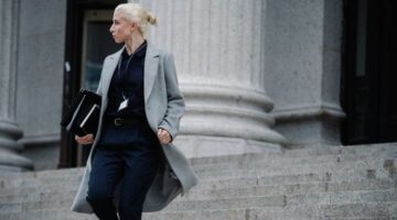 Seorang wanita profesional yang percaya diri menunjukkan antusiasme di lingkungan kerja modern, menggambarkan potensi besar wanita dalam meraih kesuksesan karier. Foto ini menginspirasi para profesional wanita untuk terus mengembangkan diri dan berani mengambil langkah maju dalam perjalanan karier mereka.