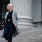 Seorang wanita profesional yang percaya diri menunjukkan antusiasme di lingkungan kerja modern, menggambarkan potensi besar wanita dalam meraih kesuksesan karier. Foto ini menginspirasi para profesional wanita untuk terus mengembangkan diri dan berani mengambil langkah maju dalam perjalanan karier mereka.