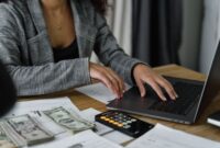 Seorang wanita Indonesia tampak fokus meninjau laporan keuangan di tabletnya, menggambarkan komitmennya dalam mengelola anggaran pribadi untuk mencapai stabilitas finansial. Gambar ini menginspirasi perempuan untuk aktif dalam perencanaan keuangan demi masa depan yang lebih cerah dan mandiri.