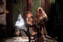 Wayang kulit menggambarkan salah satu adegan dari legenda Ramayana, memperlihatkan kekayaan seni dan budaya Indonesia dalam menceritakan kisah-kisah epik yang sarat makna. Seni pertunjukan tradisional ini merupakan salah satu media utama untuk melestarikan dan menyebarkan legenda Nusantara dari generasi ke generasi.