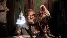 Wayang kulit menggambarkan salah satu adegan dari legenda Ramayana, memperlihatkan kekayaan seni dan budaya Indonesia dalam menceritakan kisah-kisah epik yang sarat makna. Seni pertunjukan tradisional ini merupakan salah satu media utama untuk melestarikan dan menyebarkan legenda Nusantara dari generasi ke generasi.