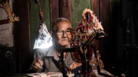 Wayang kulit menggambarkan salah satu adegan dari legenda Ramayana, memperlihatkan kekayaan seni dan budaya Indonesia dalam menceritakan kisah-kisah epik yang sarat makna. Seni pertunjukan tradisional ini merupakan salah satu media utama untuk melestarikan dan menyebarkan legenda Nusantara dari generasi ke generasi.