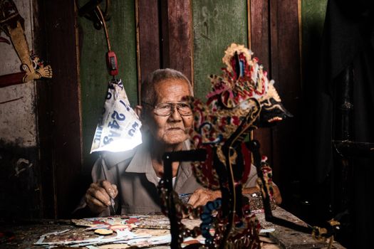 Wayang kulit menggambarkan salah satu adegan dari legenda Ramayana, memperlihatkan kekayaan seni dan budaya Indonesia dalam menceritakan kisah-kisah epik yang sarat makna. Seni pertunjukan tradisional ini merupakan salah satu media utama untuk melestarikan dan menyebarkan legenda Nusantara dari generasi ke generasi.
