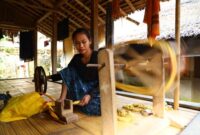 Para perempuan suku Sasak di Lombok dengan tekun menenun kain songket, sebuah warisan budaya yang diwariskan turun-temurun dan sarat akan makna filosofis. Keindahan motif pada kain ini menjadi cerminan kekayaan tradisi yang terus dijaga oleh masyarakat desa.