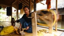 Para perempuan suku Sasak di Lombok dengan tekun menenun kain songket, sebuah warisan budaya yang diwariskan turun-temurun dan sarat akan makna filosofis. Keindahan motif pada kain ini menjadi cerminan kekayaan tradisi yang terus dijaga oleh masyarakat desa.