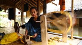 Para perempuan suku Sasak di Lombok dengan tekun menenun kain songket, sebuah warisan budaya yang diwariskan turun-temurun dan sarat akan makna filosofis. Keindahan motif pada kain ini menjadi cerminan kekayaan tradisi yang terus dijaga oleh masyarakat desa.