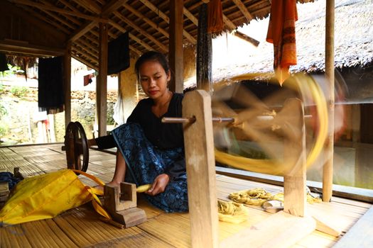 Para perempuan suku Sasak di Lombok dengan tekun menenun kain songket, sebuah warisan budaya yang diwariskan turun-temurun dan sarat akan makna filosofis. Keindahan motif pada kain ini menjadi cerminan kekayaan tradisi yang terus dijaga oleh masyarakat desa.