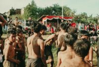 Anak-anak Indonesia dengan antusias mendengarkan cerita tradisional dari seorang pendongeng, sebuah pemandangan yang menunjukkan betapa pentingnya transfer kisah-kisah luhur ini kepada generasi penerus. Momen berharga ini menggambarkan upaya nyata dalam menjaga warisan cerita Nusantara tetap hidup.