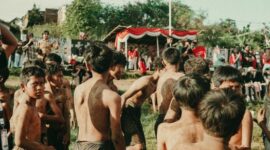 Anak-anak Indonesia dengan antusias mendengarkan cerita tradisional dari seorang pendongeng, sebuah pemandangan yang menunjukkan betapa pentingnya transfer kisah-kisah luhur ini kepada generasi penerus. Momen berharga ini menggambarkan upaya nyata dalam menjaga warisan cerita Nusantara tetap hidup.