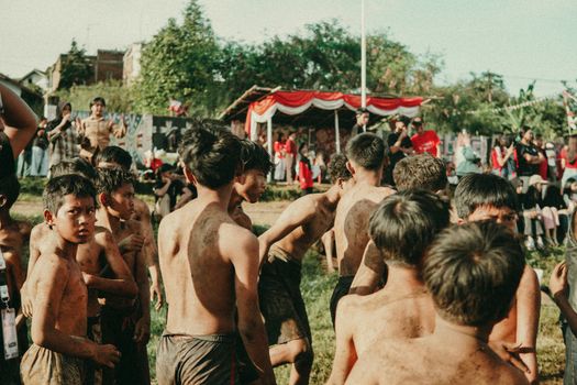 Anak-anak Indonesia dengan antusias mendengarkan cerita tradisional dari seorang pendongeng, sebuah pemandangan yang menunjukkan betapa pentingnya transfer kisah-kisah luhur ini kepada generasi penerus. Momen berharga ini menggambarkan upaya nyata dalam menjaga warisan cerita Nusantara tetap hidup.