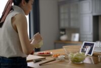 Seorang koki profesional tampak sibuk mengatur berbagai bahan masakan di meja dapur, menggambarkan konsep persiapan matang dalam manajemen waktu yang efisien. Foto ini merefleksikan pentingnya *mise en place* dalam merencanakan jadwal harian untuk mencapai produktivitas maksimal.