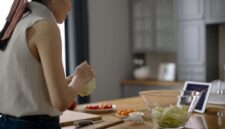 Seorang koki profesional tampak sibuk mengatur berbagai bahan masakan di meja dapur, menggambarkan konsep persiapan matang dalam manajemen waktu yang efisien. Foto ini merefleksikan pentingnya *mise en place* dalam merencanakan jadwal harian untuk mencapai produktivitas maksimal.
