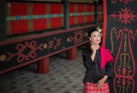 Representasi modern dari berbagai karakter dan elemen dalam legenda rakyat Indonesia, menunjukkan bagaimana kisah-kisah kuno dapat dihidupkan kembali dengan sentuhan artistik kontemporer yang menarik bagi audiens masa kini. Visual ini diharapkan dapat memicu imajinasi dan rasa ingin tahu masyarakat tentang kekayaan narasi Nusantara yang tak terbatas.