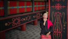 Representasi modern dari berbagai karakter dan elemen dalam legenda rakyat Indonesia, menunjukkan bagaimana kisah-kisah kuno dapat dihidupkan kembali dengan sentuhan artistik kontemporer yang menarik bagi audiens masa kini. Visual ini diharapkan dapat memicu imajinasi dan rasa ingin tahu masyarakat tentang kekayaan narasi Nusantara yang tak terbatas.