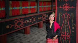 Representasi modern dari berbagai karakter dan elemen dalam legenda rakyat Indonesia, menunjukkan bagaimana kisah-kisah kuno dapat dihidupkan kembali dengan sentuhan artistik kontemporer yang menarik bagi audiens masa kini. Visual ini diharapkan dapat memicu imajinasi dan rasa ingin tahu masyarakat tentang kekayaan narasi Nusantara yang tak terbatas.